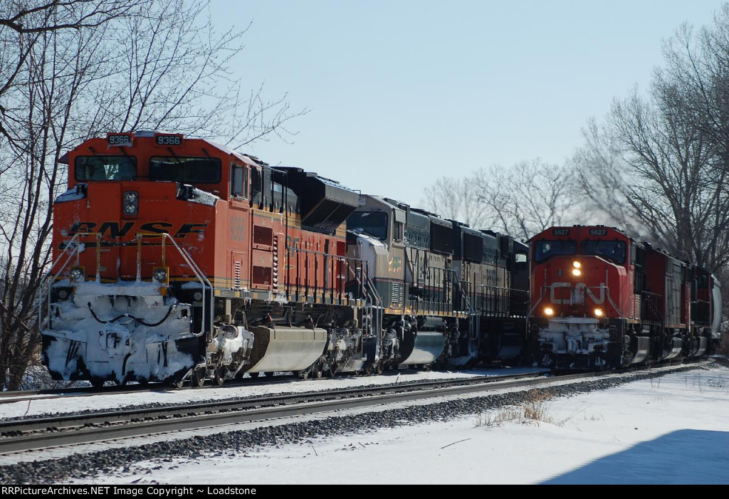 BNSF 9366 CN 5627